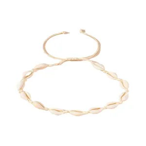 Primo piano di una collana di conchiglie di ciprea con cordino regolabile