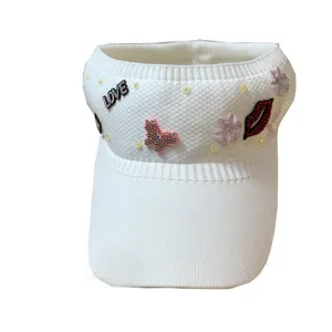 Cappello da sole vuoto a maglia bianca con strass lettera d'amore e decoro floreale.