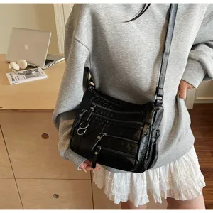 Gedetailleerd overzicht van de zwarte PU lederen crossbody schoudertas met ritsen.
