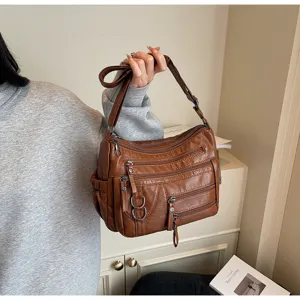 Bruine retro schoudertas met meerdere zakken, casual kunstlederen tas detail weergave.