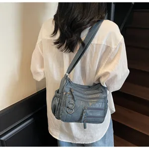 Multi-pocket casual schoudertas van stijlvol donker leer voor dagelijks pendelen en gebruik.
