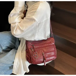 Rode damsschouderstas van zacht leer met ritsen, stijlvolle vintage crossbodytas.