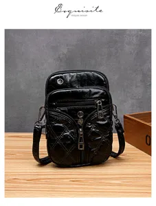 Bolso cruzado de teléfono de cuero suave lavado negro con acolchado y bolsillos con cremallera.
