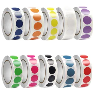 Gros plan détaillé de stickers ronds et colorés en rouleaux, parfaits pour le tri et le marquage.