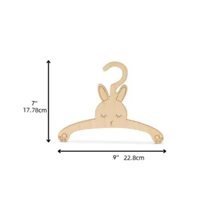 Gruccia per bambini in legno con simpatico design a coniglio, organizer per armadio e arredo.