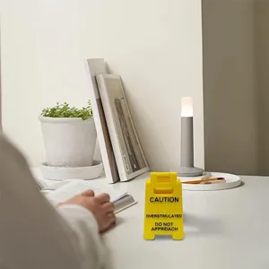 Pequeño letrero de advertencia amarillo para decoración de escritorio, cita divertida.