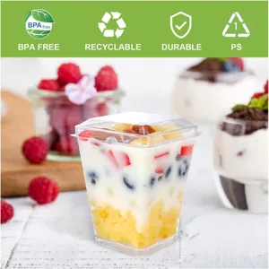 Gobelets a dessert transparents jetables de 150ml avec couvercle pour mousses et gateaux.