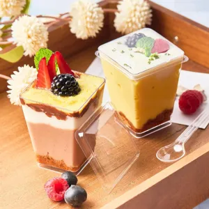 Gobelets à dessert carrés en plastique jetables de 150ml avec couvercle pour fête.