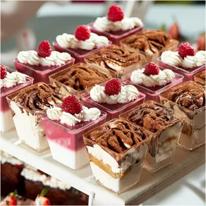 Vue détaillée de tasses en plastique jetables de 150ml avec des desserts mousse et tiramisu.