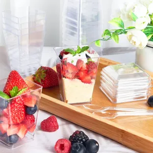 Detail de tasse a dessert mousse en plastique transparent jetable de 150ml avec beau design.