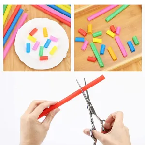 Vista dettagliata di cannucce in plastica colorata da 21 cm che mostrano colori vivaci e uso.