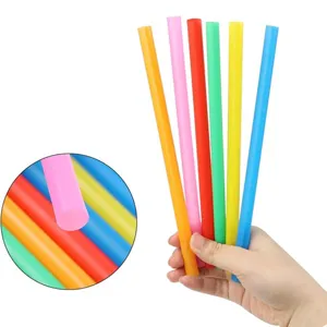 Primo piano dettagliato che mostra cannucce colorate in plastica e la loro trama.