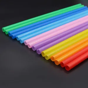 Primo piano dettagliato di cannucce di plastica colorate da 21cm, design dritto per bubble tea.