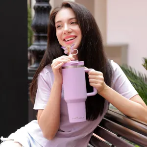 Bicchiere viola con colorato copricanna a farfalla, perfetto per uso quotidiano ideale.