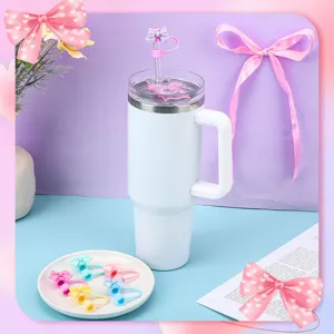 Joli bouchon de paille nœud avec gobelet blanc, accessoire anti-poussière parfait pour boissons.