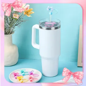Joli ensemble couvercle de paille nœud 10mm avec gobelet blanc, bouchon silicone anti-poussière.