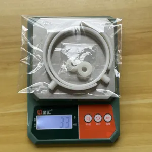 Gedetailleerd overzicht van witte plastic bekerhouder ring en ringen accessoire in verpakking.