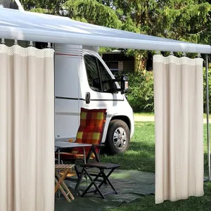 Vue détaillée des crochets de store de camping-car installés pour le camping en plein air.