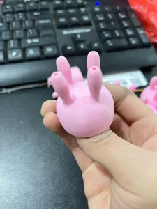 Roze 3D-geprinte melkkartonverdeler, grappige nieuwe flesdop deksel detail weergave showcase.