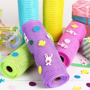 Oster Deko-Netzband Nahaufnahme, bunte Poly-Netzrollen für Kränze und DIY-Bastelarbeiten Details.
