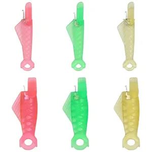 Mini enhebrador de agujas con forma de pez, herramienta de costura portátil, colores variados.