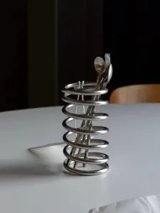 Soportes en espiral de metal minimalista para escritorio, elegante organizador hueco de lápices.