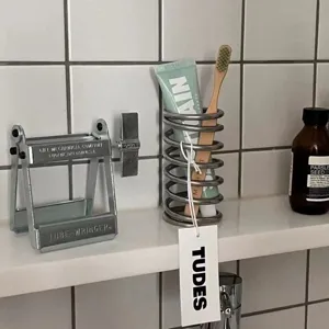 Moderno portacepillos de dientes de metal, organizador minimalista de escritorio.