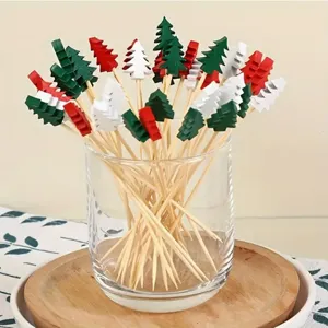 Stuzzicadenti natalizi a forma di albero, spiedini di bambù colorati per feste e decorazioni.