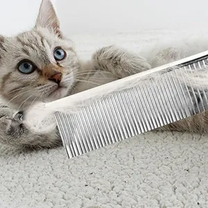 Roestvrijstalen huisdier verzorgingskam voor honden en katten met sterke metalen tanden.