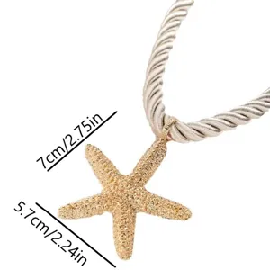 Detail des goldenen Seestern-Anhängers mit Maßen 7cm x 5,7cm an einer Kordelkette