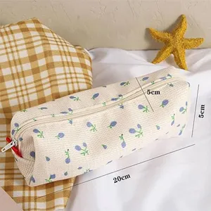 Vue détaillée de la trousse en toile à fleurs avec dimensions claires et décor chaleureux.