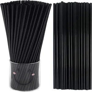 Detailansicht schwarzer Kunststoff-Trinkhalme, gerade Ausführung, 6x210mm, saubere Präsentation.