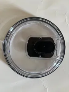 Dettaglio coperchio trasparente per bicchiere con cursore magnetico e guarnizione di tenuta.