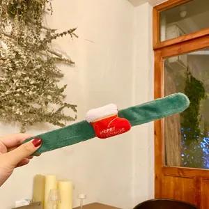 Bracelet slap en peluche de Noël, bracelet vert avec chaussette 3D et broderie détaillée.