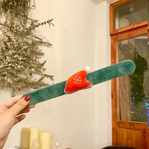Noël bracelet slap pour enfants avec design peluche chapeau rouge mignon, festif.