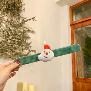 Bracelet slap de Noël pour enfants jouet en peluche Père Noël mignon vert festif détail.