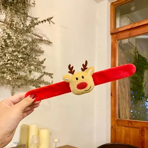 Détail du bracelet slap renne de Noël, en peluche douce avec un joli style de vacances.
