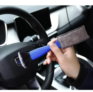 Dettaglio della spazzola per auto a doppia estremità con setole morbide e tampone per le bocchette.