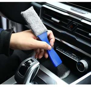Spazzola di pulizia doppia per interni auto con setole morbide e panno in microfibra.