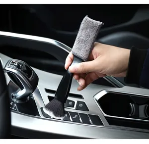 Spazzola per pulizia interni auto a doppia testa per bocchette di aerazione e cruscotto.