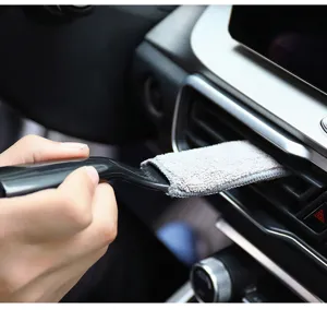 Vista dettagliata della spazzola per bocchette d'aria auto con testina in microfibra.