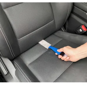 Spazzola di pulizia per interni auto a doppia estremità per le fessure dei sedili.