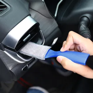 Spazzola di pulizia doppia per bocchette d'aria auto con panno in microfibra morbida.