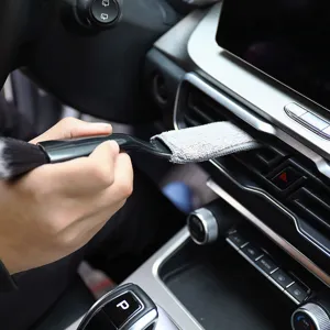 Spazzola pulizia bocchette aria auto a doppia testa, setole morbide e panno in microfibra.