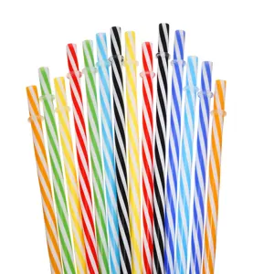 Pajitas de plástico duro a rayas de colores con anillos antideslizantes reutilizables.