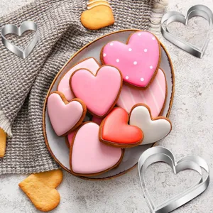 Heart-shaped stainless steel cookie cutter set, perfect for baking biscuits and pastries at home.