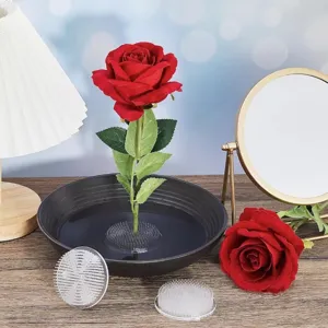 Transparante plastic bloemenkikker met drie zuignappen voor Japanse ikebana detailweergave.