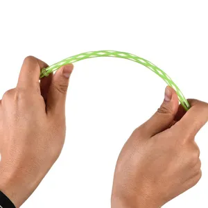 Pajita de plástico rígido reutilizable con anillo, pajita flexible con rayas verdes.