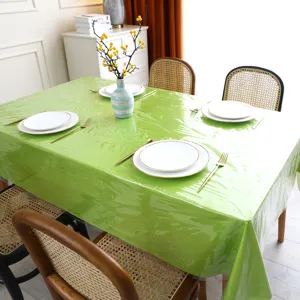 Nappe de table en PVC vert transparent imperméable et résistante à l'huile.