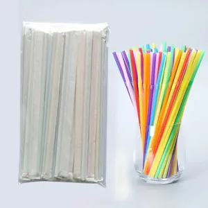 Bunte Einweg-Plastiktrinkhalme in praktischer Verpackung und Glaspräsentation für Getränke